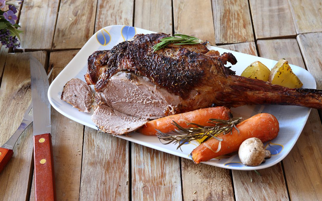 Cordero al horno con guarnición de patatas y zanahorias