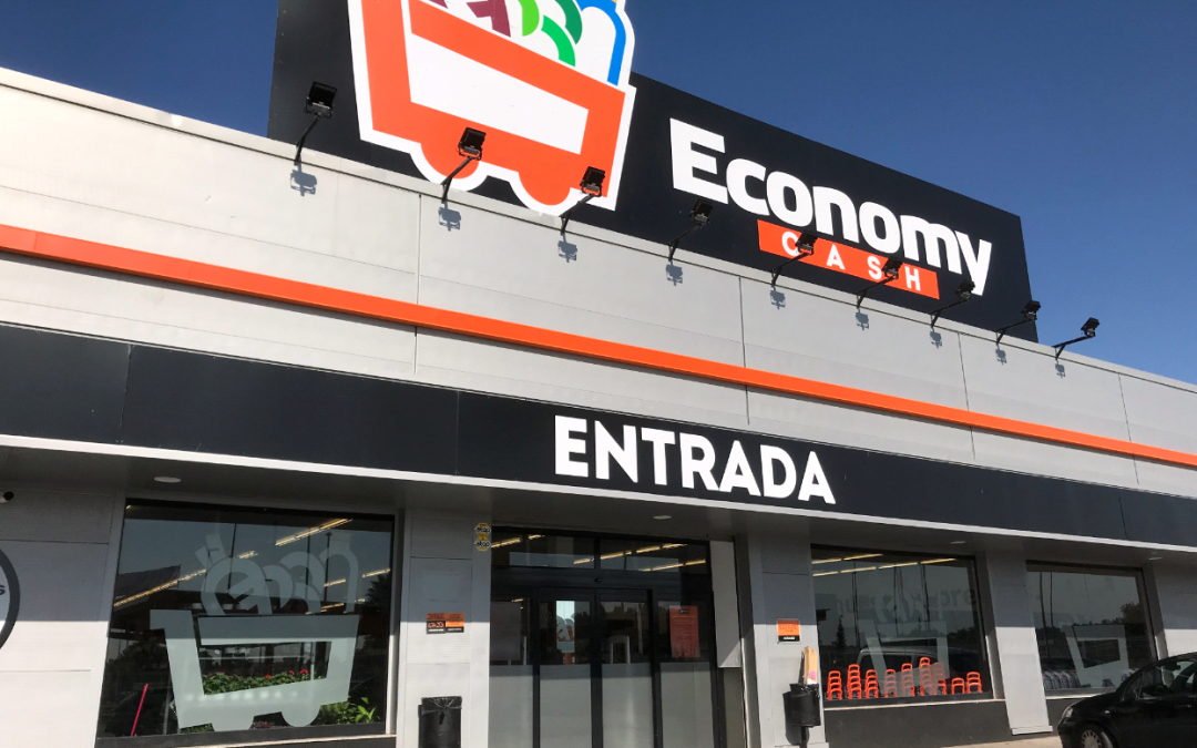 Ayuda para la instalación de puertas abatibles para evitar el desperdicio de frío